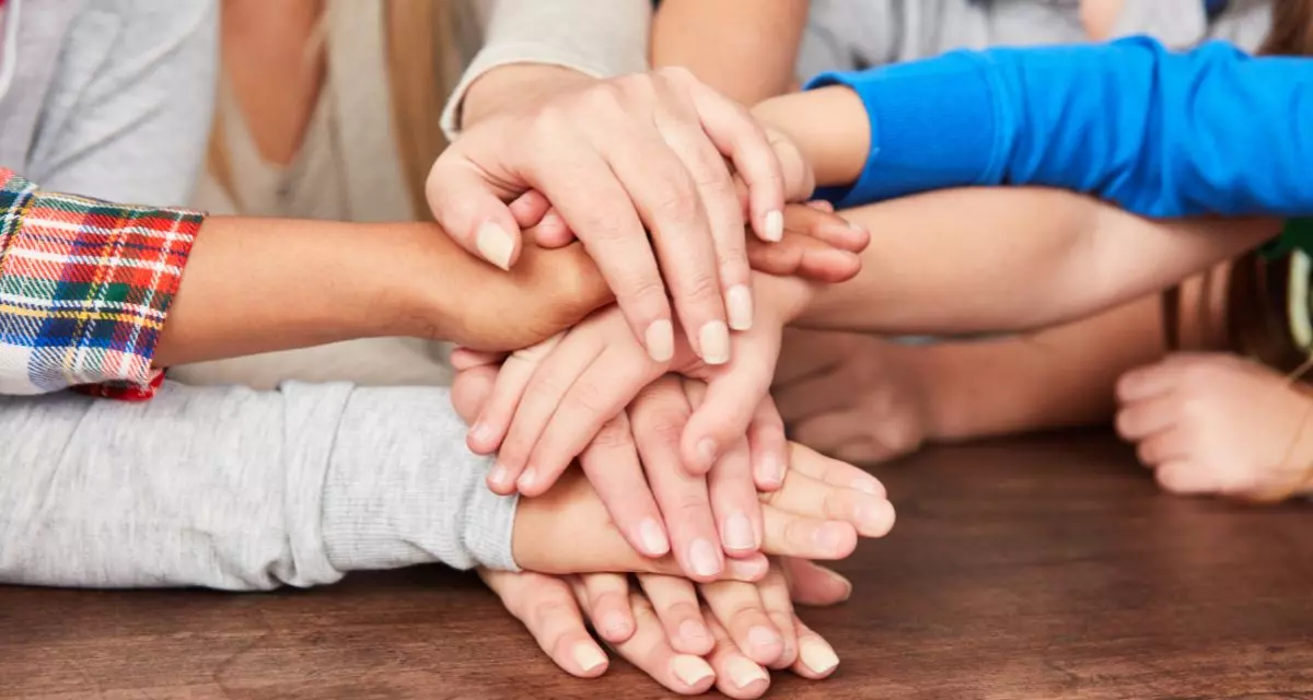 Kinder Gruppe stapelt Hände für Netzwerk 