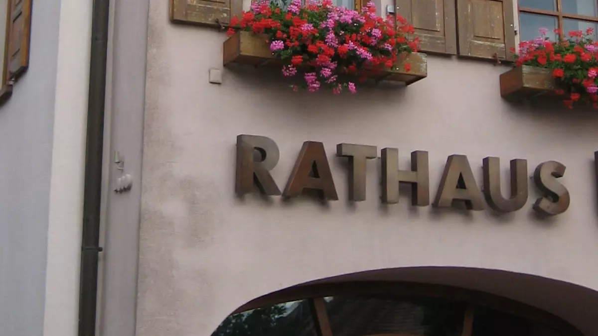 Gebäudefassade mit Aufschrift "Rathaus". Foto: Wikicommons|Buchbibliothek (cc by-sa 4.0)