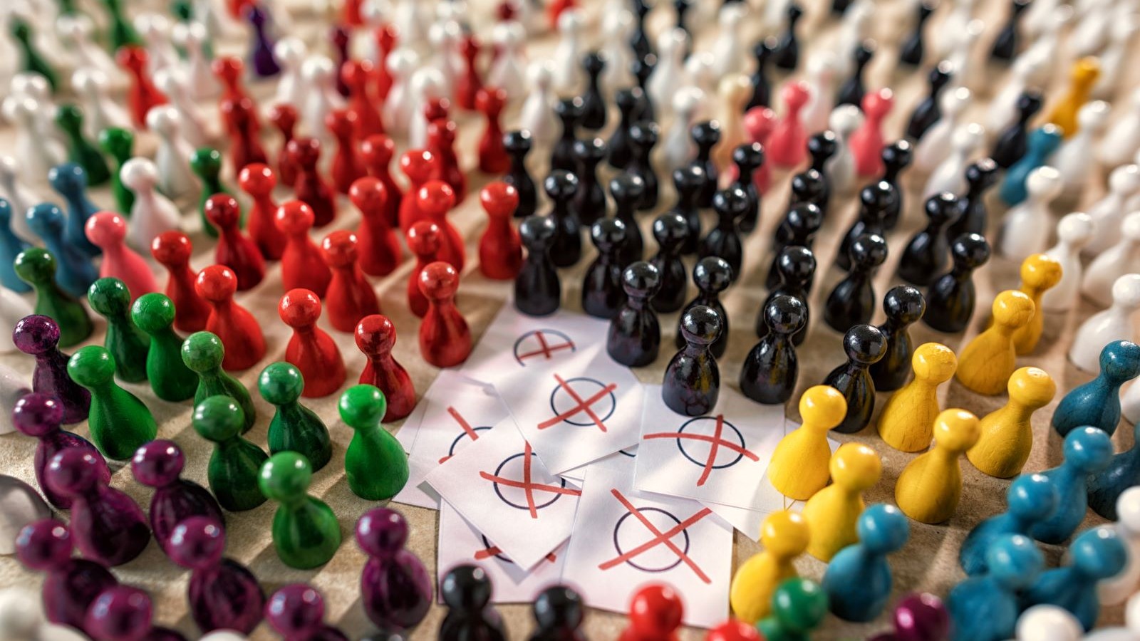 Symbolbild nach den Wahlen. Bunte Spielfiguren. / Quelle: Adobe Stock | Ingo Bartussek (164392350) Symbolbild nach den Wahlen. Bunte Spielfiguren.