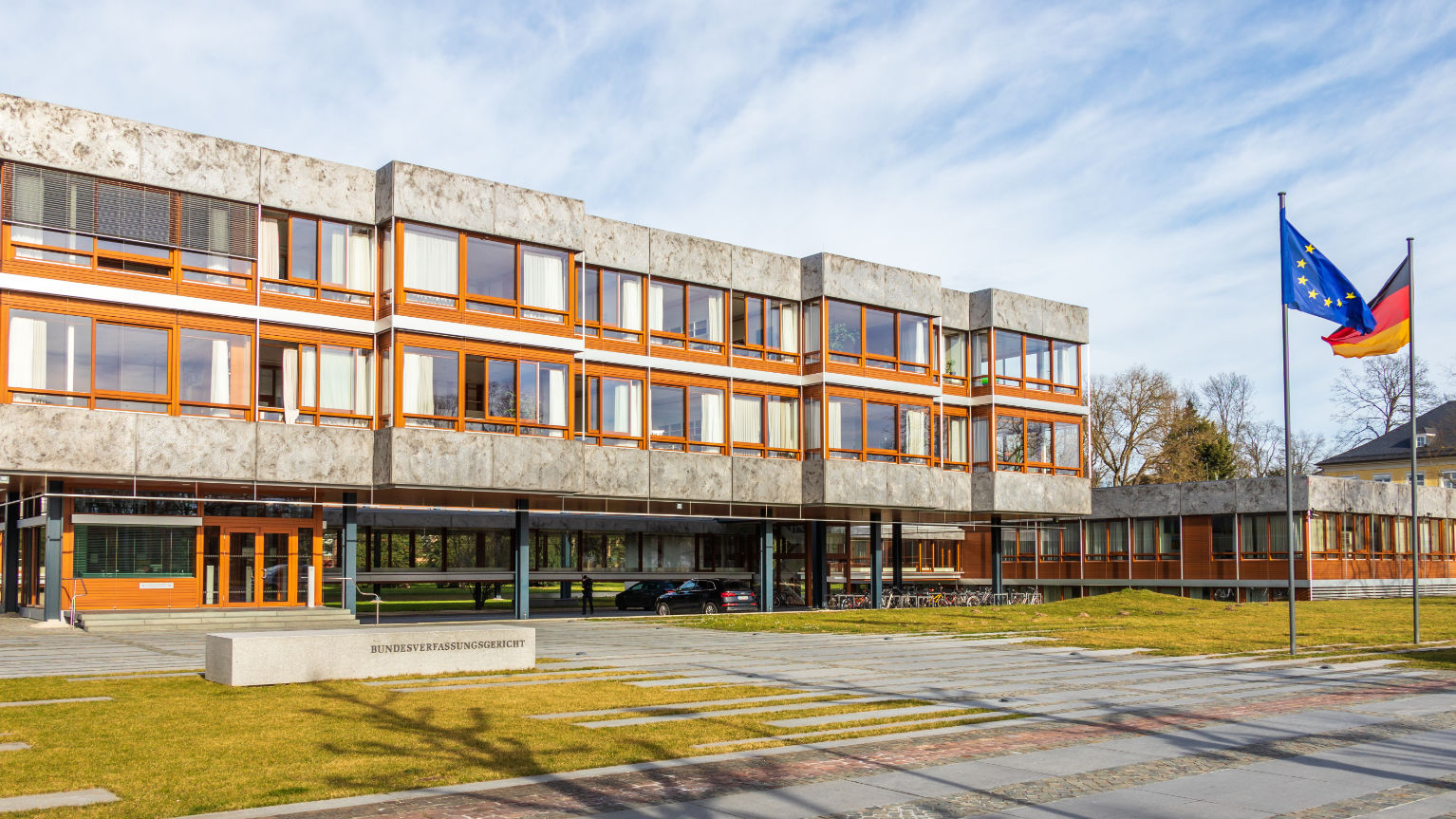 Eingang Bundesverfassungsgericht Karlsruhe / Quelle: Adobe Stock | unununius (334724827) Eingang Bundesverfassungsgericht Karlsruhe